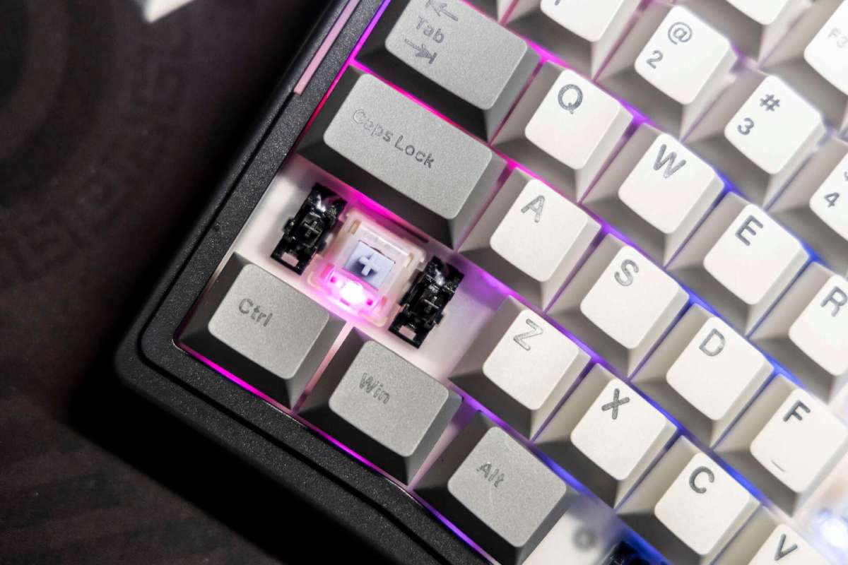 选购键盘的办公与科技场景