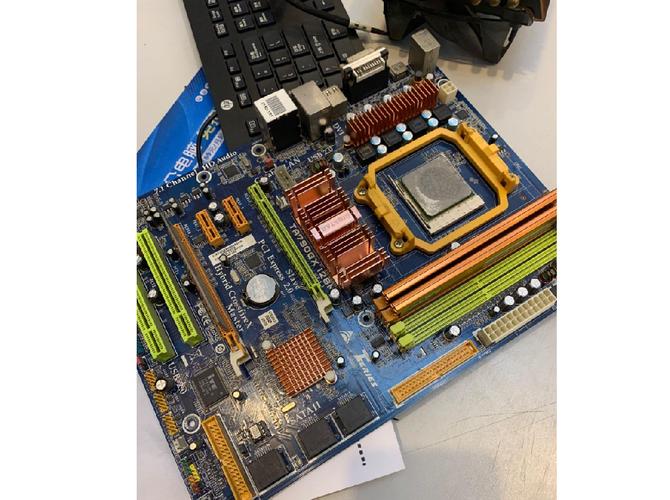 内存条与主板插槽