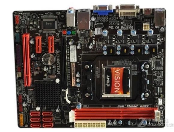 电脑主板芯片与接口特写