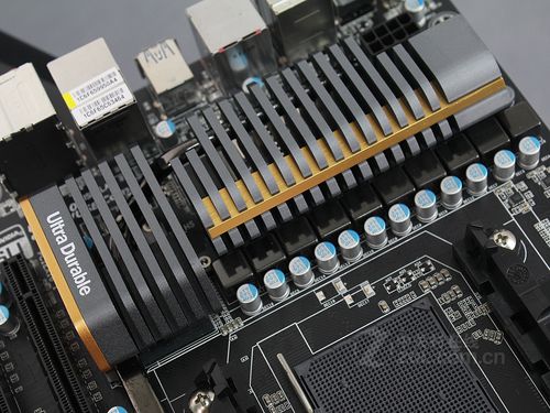 技嘉 GA-990FXA-UD7 深度评测：旗舰级 990FX 主板的扩展实力与老平台价值