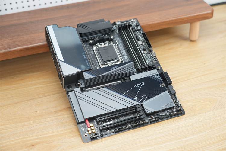 DDR5 内存与主板插槽