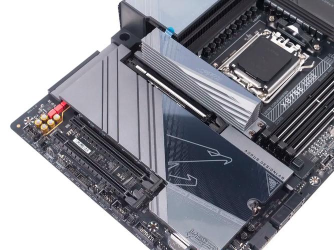 高端机箱内散热与水冷布局