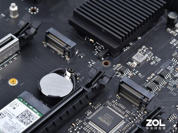 电脑机箱内部的主板与装机展示