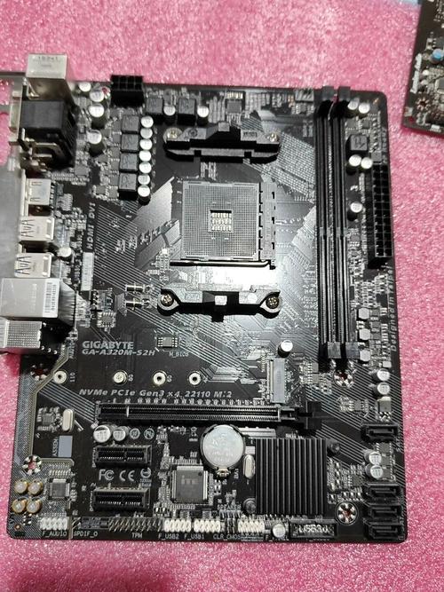 电脑散热风扇与机箱内部