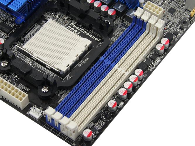 办公桌上的电脑与显示屏