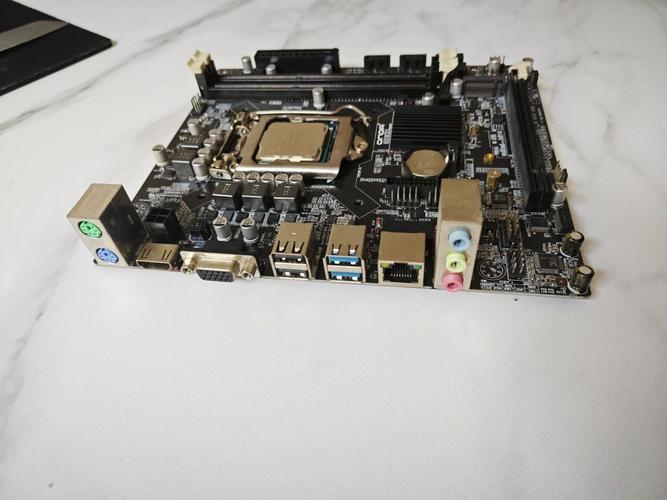 电脑内部主板与处理器