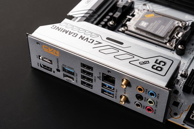 电脑主板芯片组与接口特写