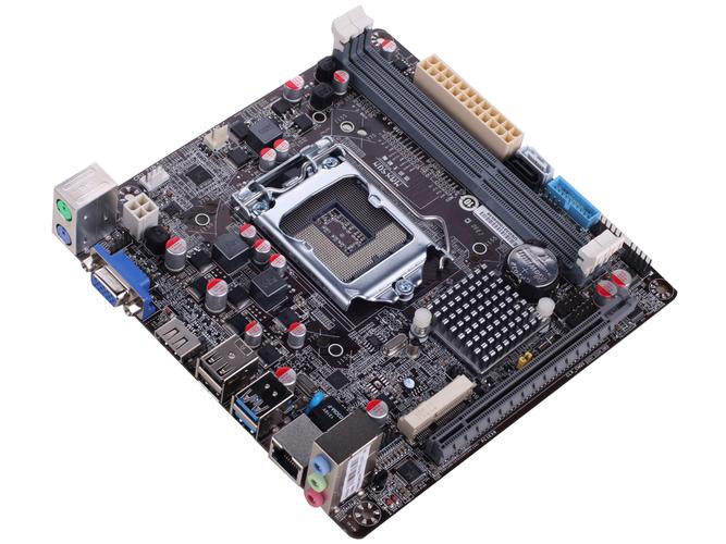 电脑性能测试与键盘桌面