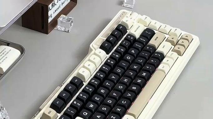 珂芝K75V2 星岩灰风雨轴V2评测：8000mAh长续航与75%热插拔三模的高性价比之选