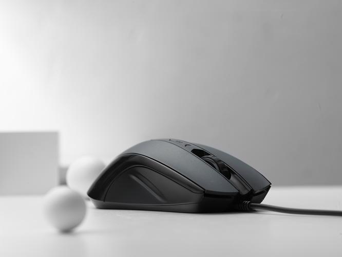 游戏鼠标与RGB电竞氛围