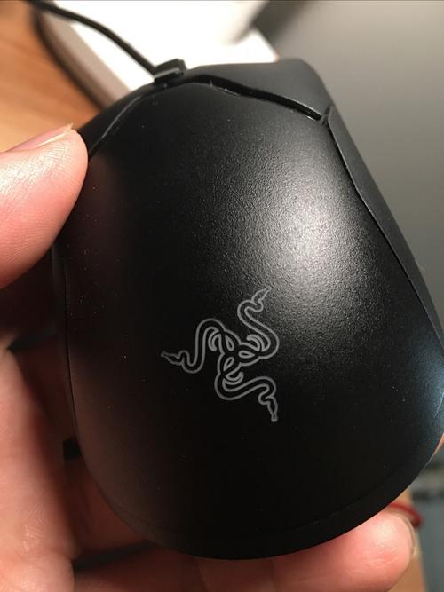 桌面电脑与线缆连接