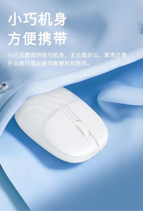 简洁办公桌面与外设氛围图