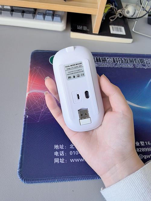 办公场景中的笔记本电脑和鼠标