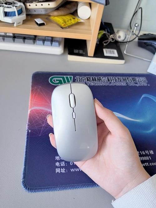 办公桌上的无线设备与充电概念图