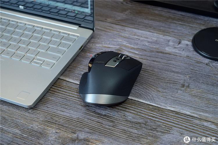 办公桌面上的无线键鼠搭配