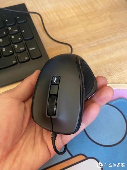 电脑桌面与外设特写