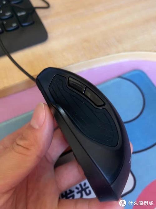 极简风格的鼠标与键盘外观