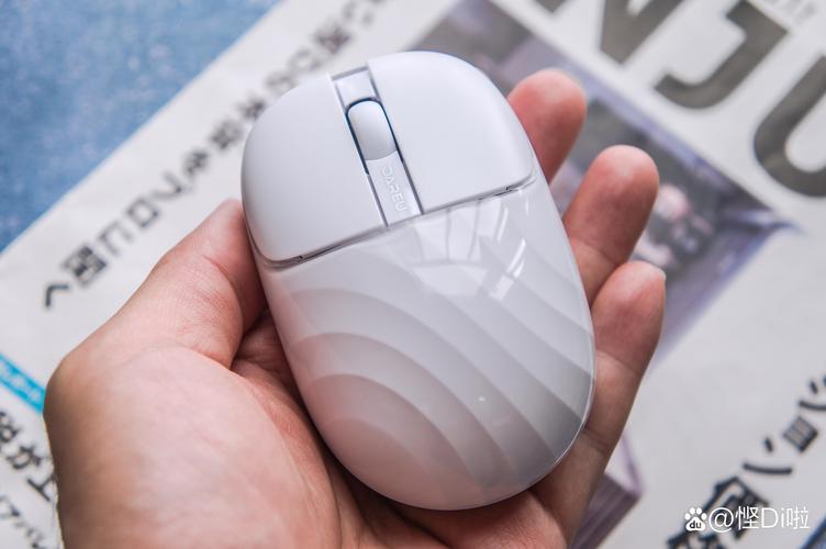 电脑桌面与线缆连接细节