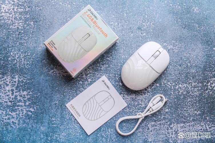 简洁桌面上的办公设备