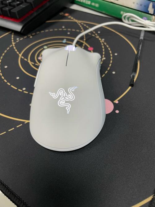 电脑桌面与线材连接细节