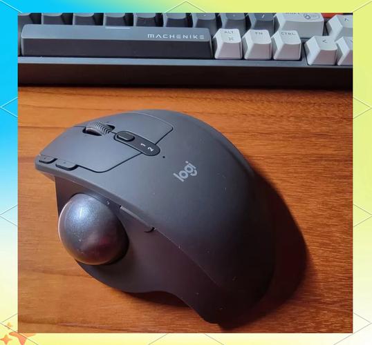 办公桌上的无线外设与笔记本