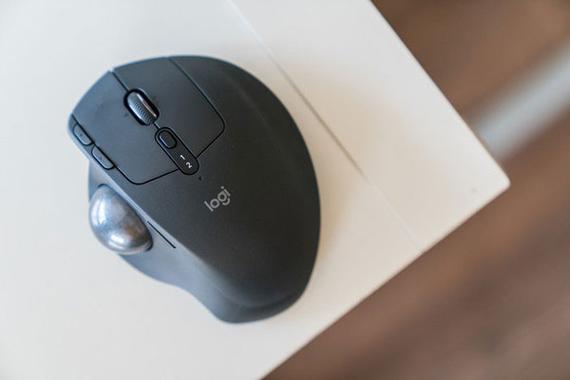 多设备办公与桌面工作场景