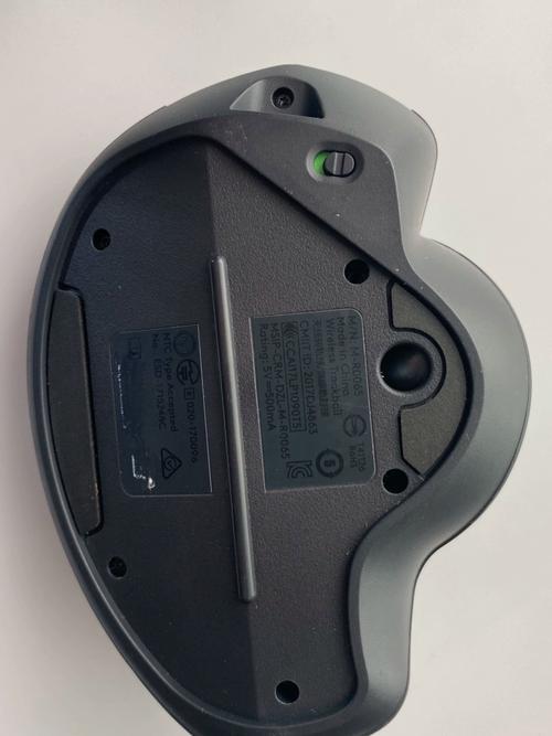 现代办公桌面与电脑设备