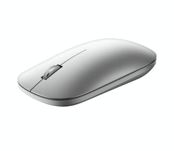 办公桌上的笔记本电脑与鼠标