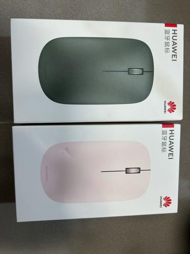 现代办公桌面上的无线鼠标