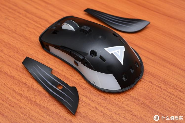 游戏竞技与鼠标操作场景