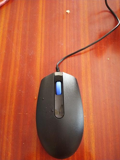 电脑鼠标与键盘的细节特写