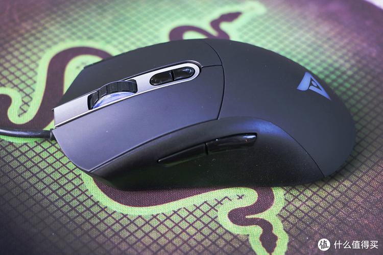 电竞设备与鼠标的桌面场景