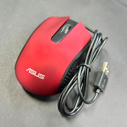 简洁桌面上的电脑外设