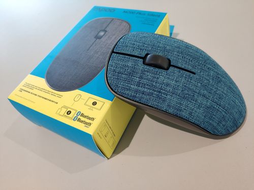 办公鼠标与笔记本电脑