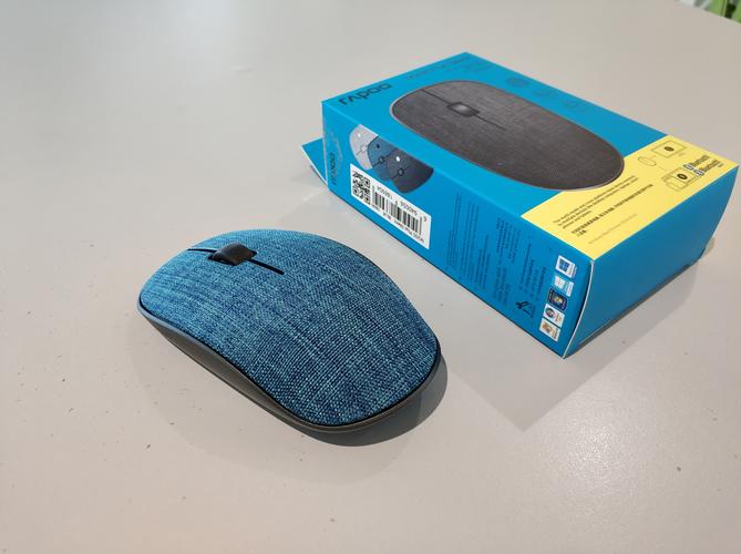 办公桌上的电脑外设购买场景