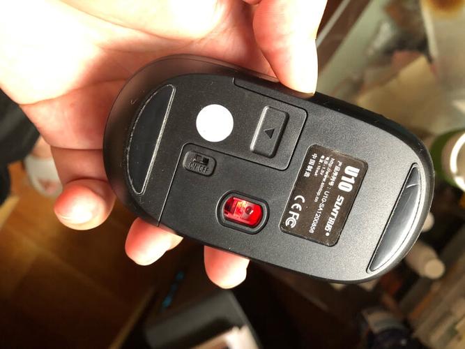 办公桌面上的电脑外设