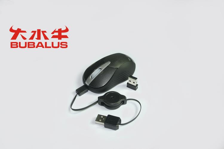 办公桌上的键盘和鼠标硬件特写