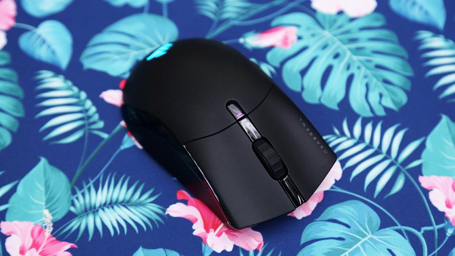 电脑外设连接线与桌面