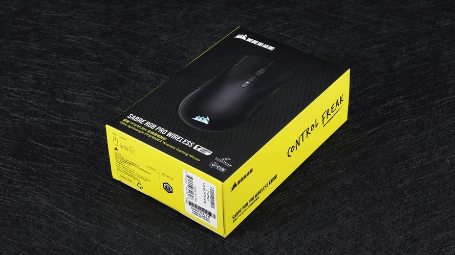 办公桌上的USB连接设备