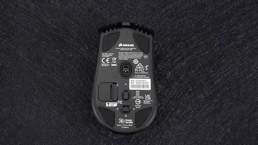 游戏玩家使用电脑外设