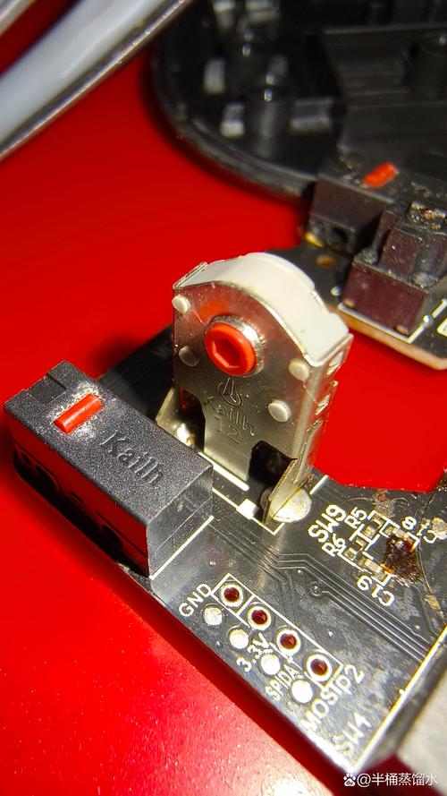 电脑桌面上的RGB灯效外设