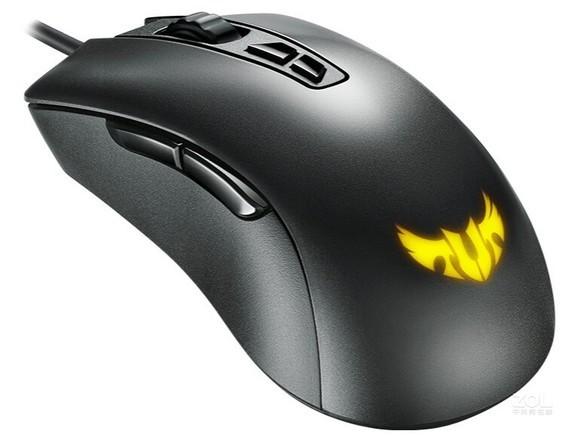 游戏玩家使用鼠标进行竞技操作