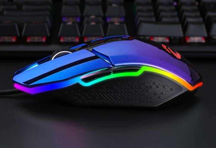 电脑鼠标特写与科技感背景