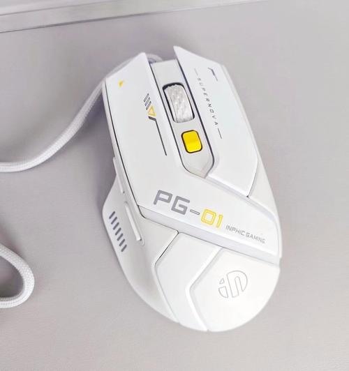 游戏玩家使用鼠标进行操作