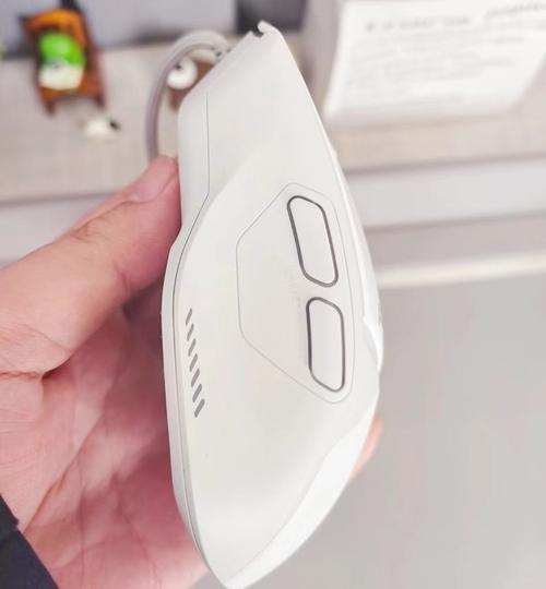 电脑桌面上的外设连接场景