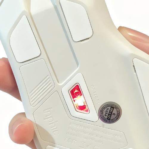 电脑硬件与键鼠桌面特写