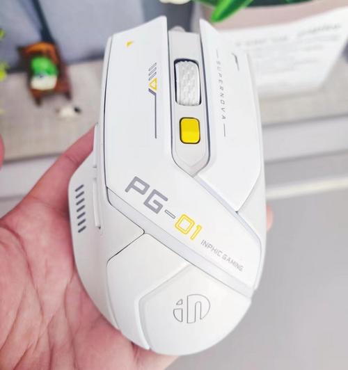 电竞游戏场景与键鼠设备