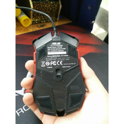 购买游戏鼠标的桌面场景