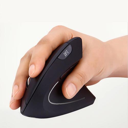 无线键鼠和办公桌面特写