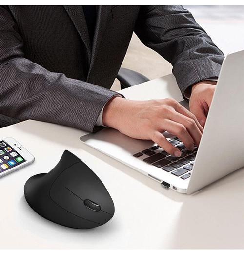 办公人员在电脑前使用外设